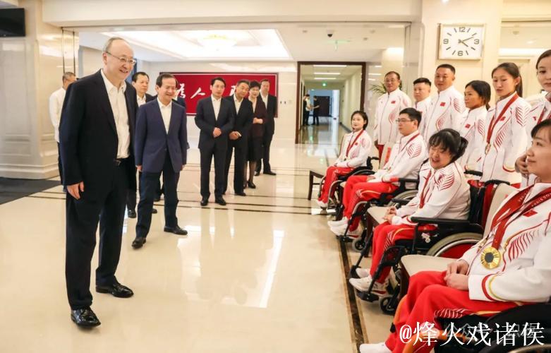 尹力与参加第十五届全运会等赛事的北京运动员教练员代表及群众体育先进代表座谈